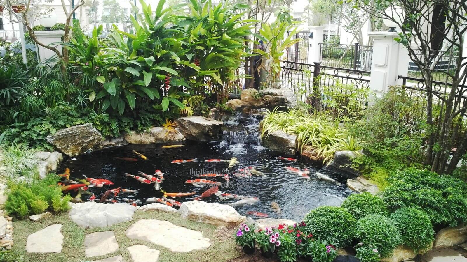 Sân vườn nhỏ trước nhà có hồ cá mini 
