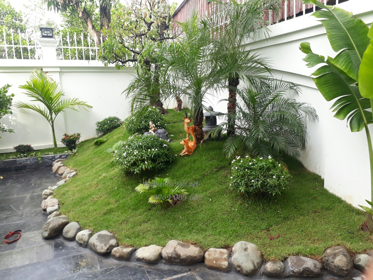 Tạo điểm nhấn với phần sân vườn có đất nhô cao 