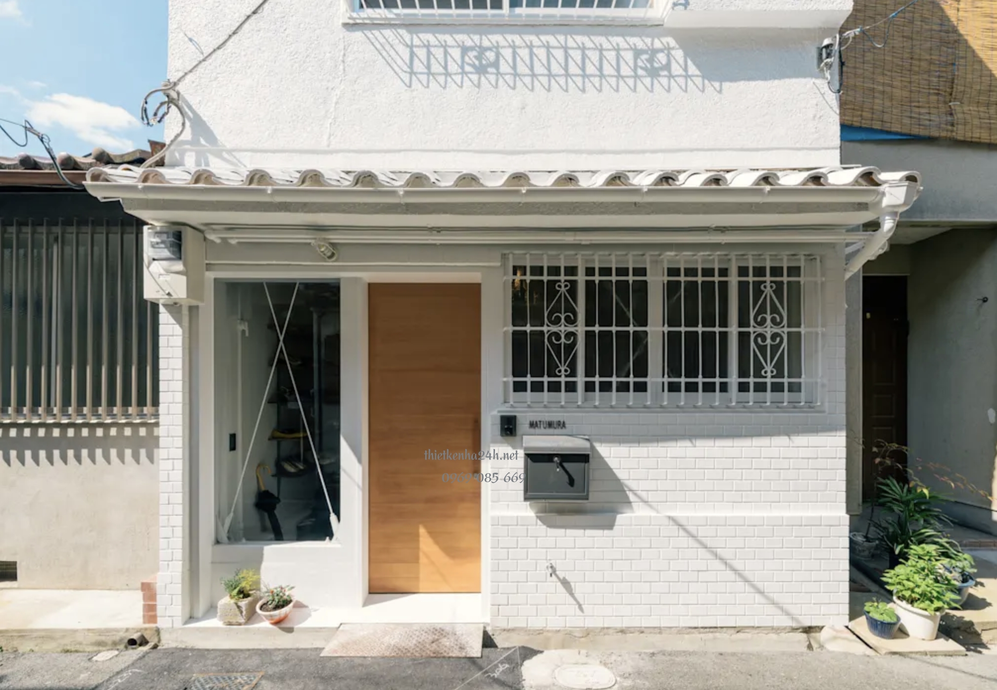 Căn nhà kiểu Nhật 41m2 với thiết kế mặt tiền đơn giản kết hợp với sơn tường màu trắng giúp tối đa không gian cho người nhin 