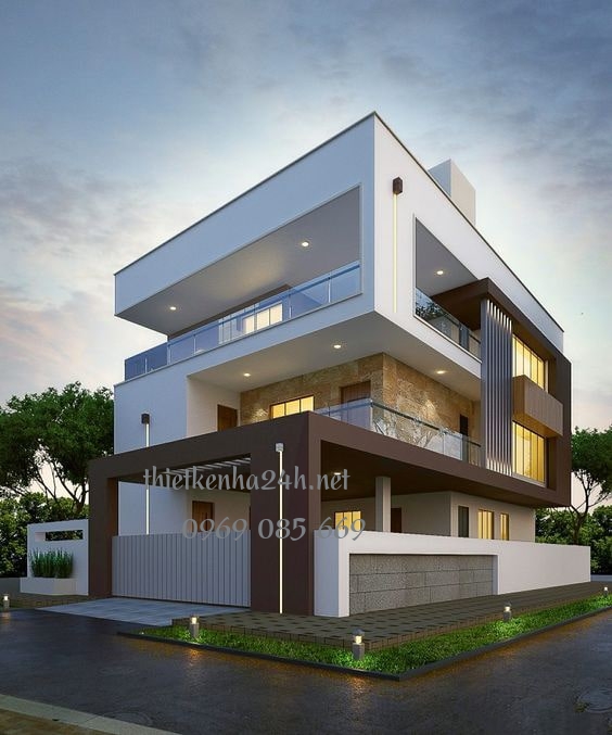 Với hệ ban công và tường dài, công trình như một biệt thự được bao quanh bởi các bức tường khá chắc chắn 